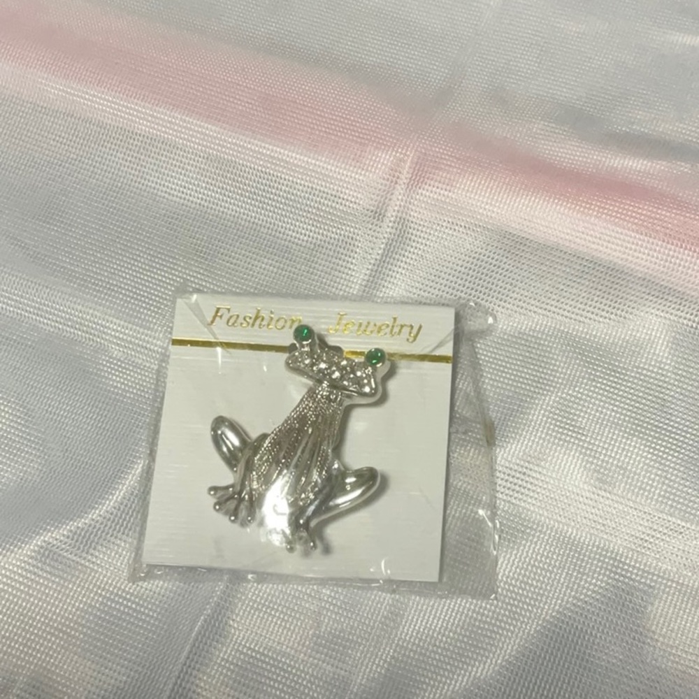 Jewelry Silver Brooch Frog with green eyes.